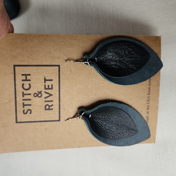 Stitch & Rivet Earring & Coin Purse Set - Picture 2 of 6